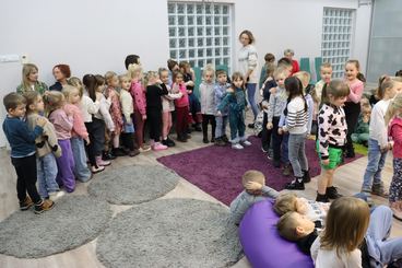 Wieluń: Biblioteka Miejska zaprosiła dzieci na spotkanie z fotografem Piotrem Pabisiakiem